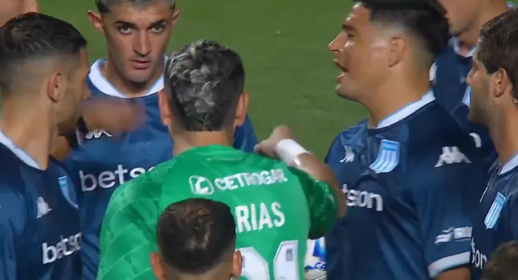 Gabriel Arias señala a su compañero Maxi Salas. (Captura ESPN).