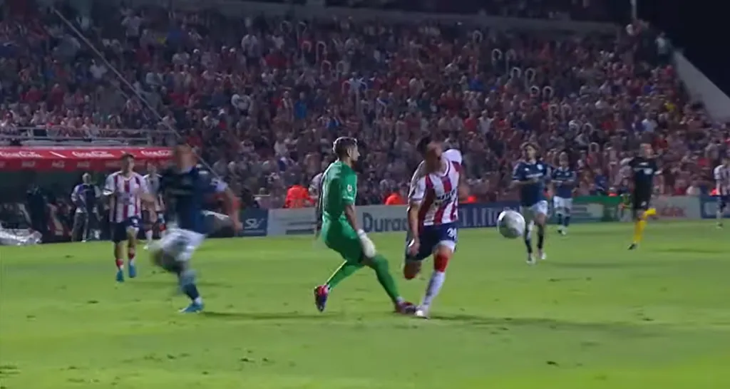 El foul de Gabriel Arias a Marcelo Estigarribia. (Captura ESPN).