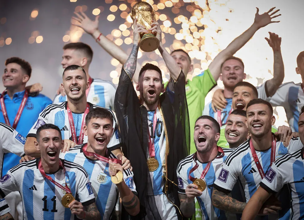 Messi celebrando con la Selecciómn Argentina el triunfo en el Mundial de Qatar 2022 – Getty