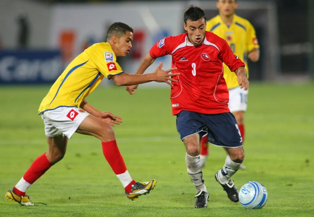 Roberto Cereceda ante Colombia en las Eliminatorias 2010. (Foto: MAX MONTECNOS/PHOTOSPORT).