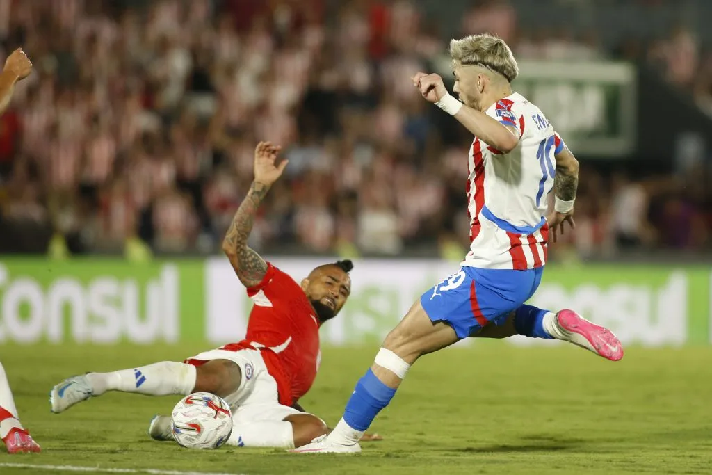 Arturo Vidal ante Paraguay en el Defensores del Chaco. (Angelo Saavedra/Photosport).