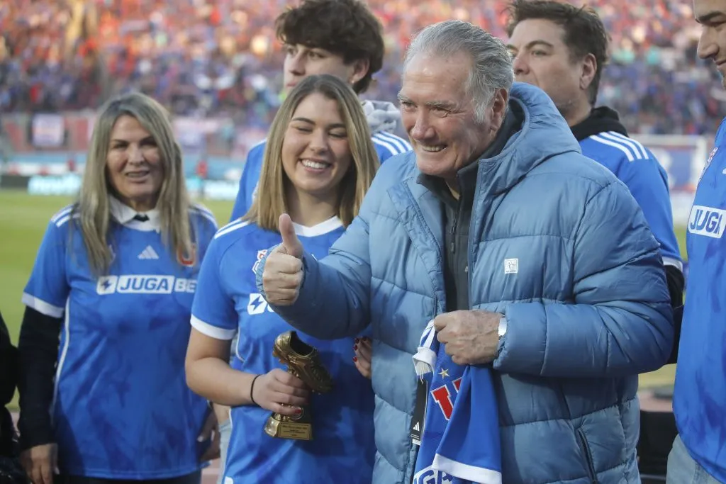 Alberto Quintano siendo homenajeado durante el 2024 por U. de Chile. Imagen: Photosport