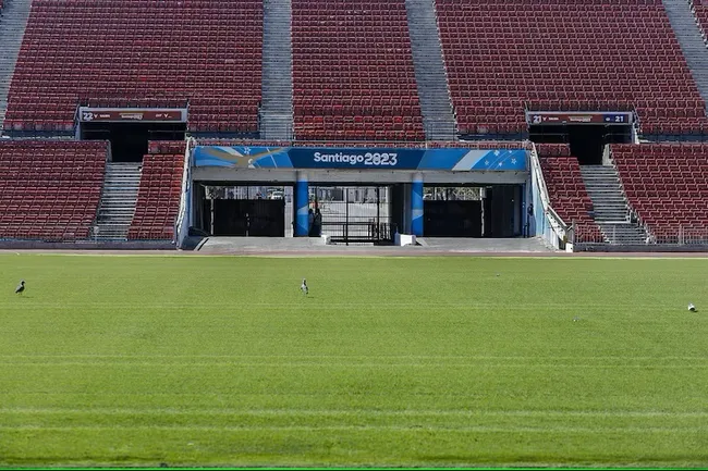 Así está la cancha del Nacional para el Chile-Ecuador. (Foto: Pablo Vásquez/La Tercera)