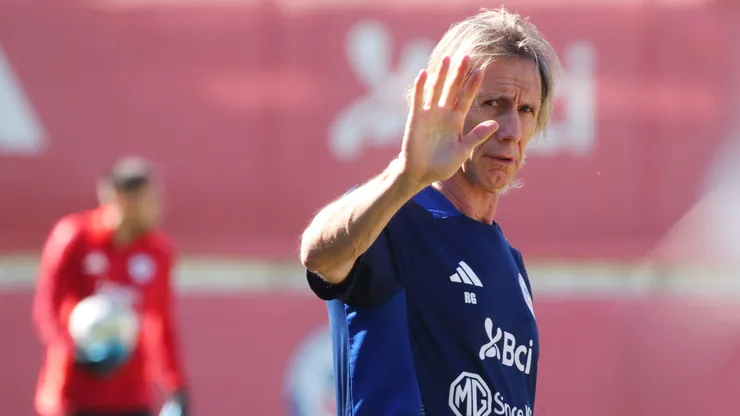 Ricardo Gareca insistió con Diego Valdés en la práctica matutina.