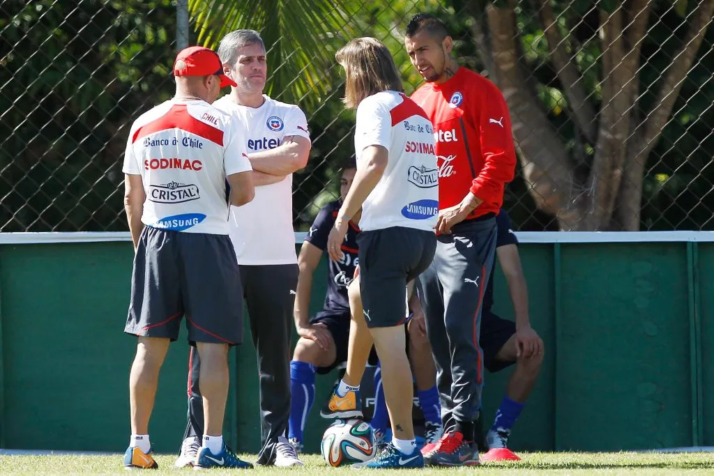 Vidal junto a Jorge Sampaoli y Sebastián Beccacece en la Roja. Foto: Marcelo Hernandez/Photosport