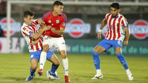 Lucas Cepeda jugando por Chile ante Paraguay.