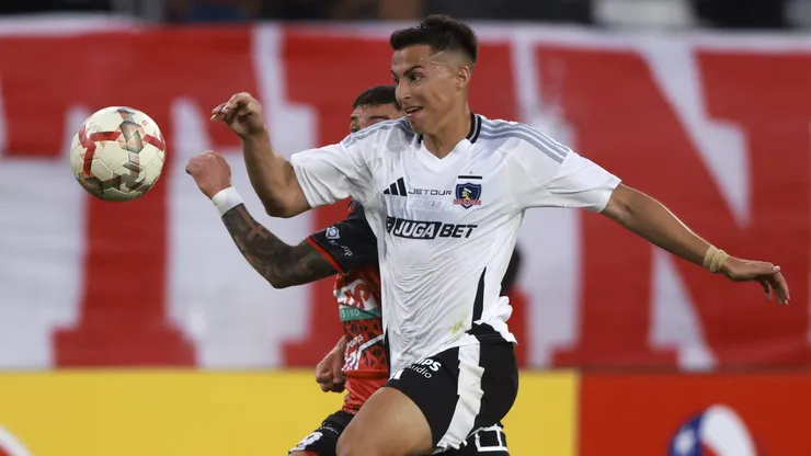 Jonathan Villagra en acción ante Deportes Limache en la Copa Chile.
