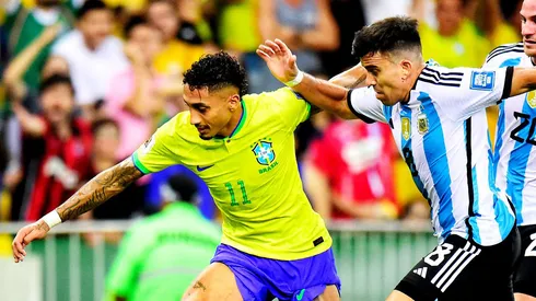 Raphinha calienta el clásico entre Brasil y Argentina.