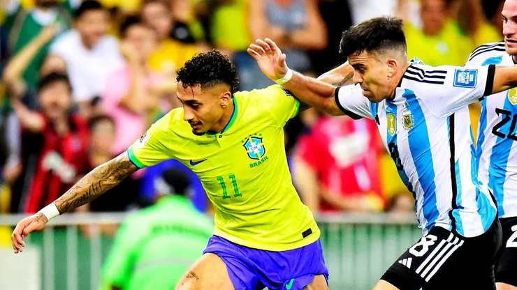 Raphinha calienta el clásico entre Brasil y Argentina.