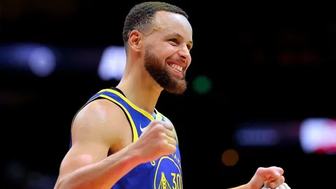 Stephen Curry sorprende con increíble lanzamiento en partido de la NBA.