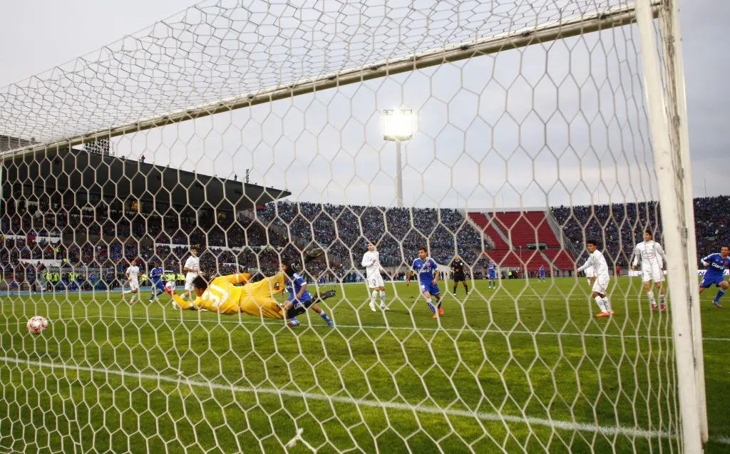 Guillermo Marino derrotó a Luis Marín con un ajustado remate. (Andrés Piña/Photosport).