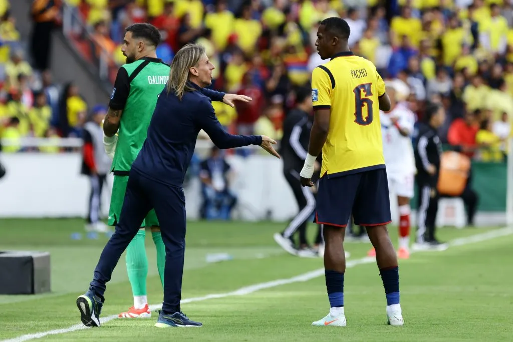Sebastián Beccacece le da indicaciones a William Pacho, defensor del PSG francés. (Franklin Jacome/Getty Images).