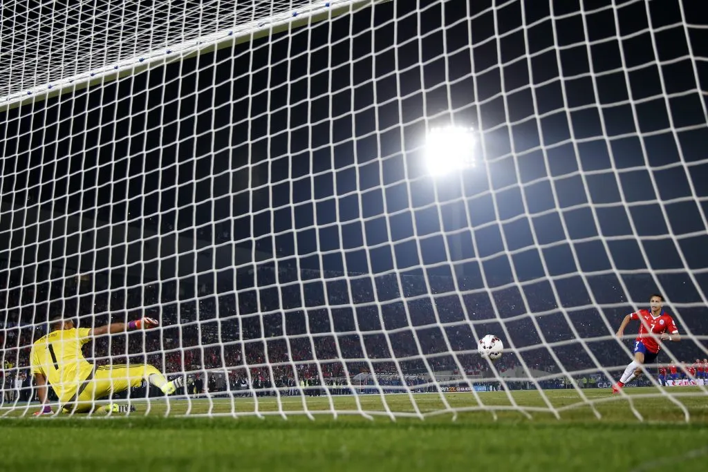 El penal de Alexis Sánchez ante la Albiceleste en la gran final. (Andrés Piña/Photosport).