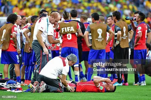 José Amador y Gary Medel en el Chile vs. Brasil del Mundial 2014.