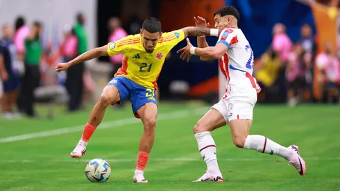 Daniel Muñoz y Ramón Sosa en el último partido entre Colombia y Paraguay.