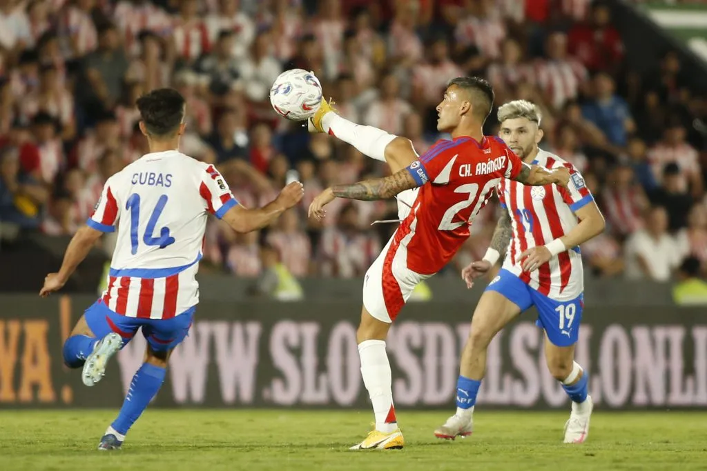 Charles Aránguiz sumó minutos en la selección chilena ante Paraguay. Foto: Angelo Saavedra/Photosport