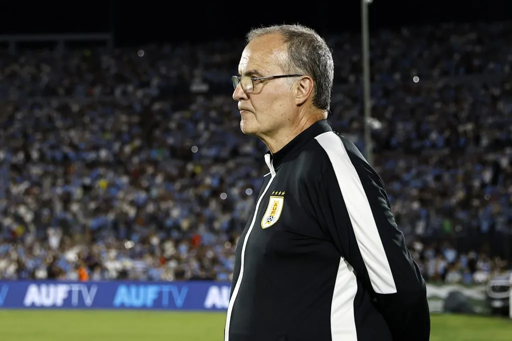 La Uruguay de Marcelo Bielsa marcha cuarta con 20 puntos tras 13 fechas jugadas. La Roja necesita urgentemente que le quite puntos a Bolivia en El Alto. | Foto: Getty Images.