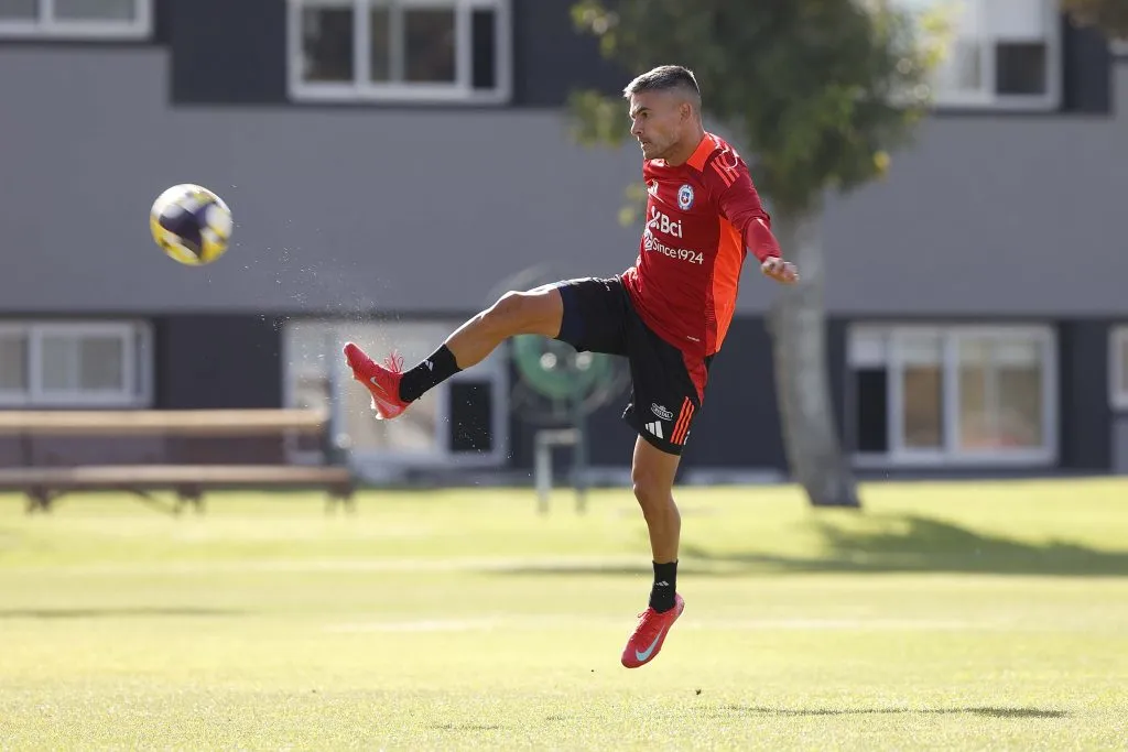 Charles Aránguiz es una de las dudas en la U, según la condición de cómo regrese de la Roja. Foto: Carlos Parra FFCh.