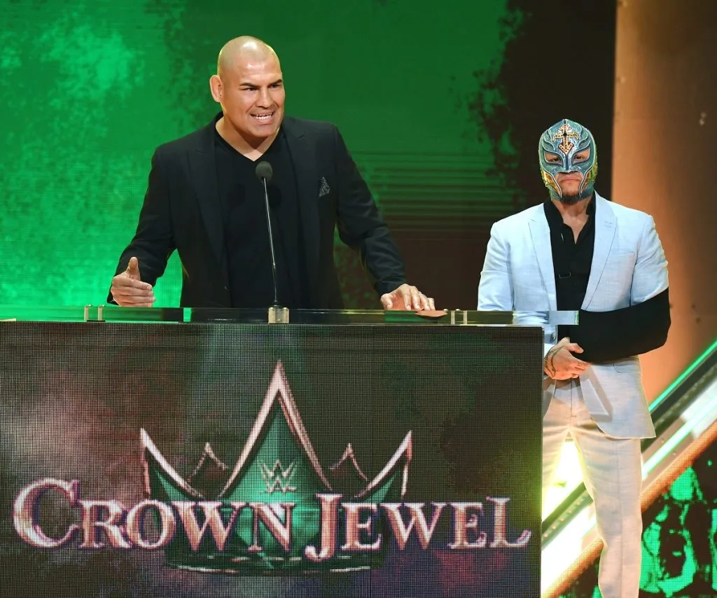 El excampeón de la UFC, Caín Velásquez,  habla mientras el luchador de la WWE Rey Mysterio le observa (Getty Images).