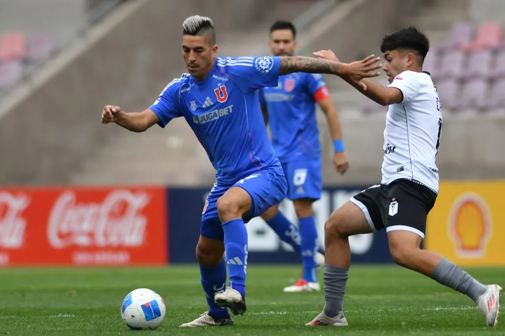 Leandro Fernández recibe un perdonazo en U de Chile. Foto: Alejandro Pizarro Ubilla/Photosport