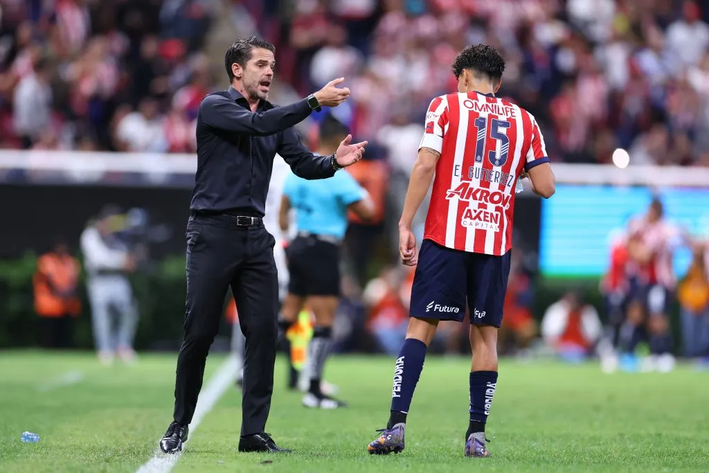 Fernando Gago le da indicaciones a Erick Gutiérrez en Chivas. (Simon Barber/Getty Images).