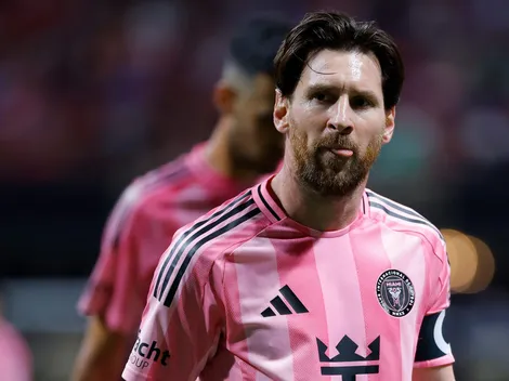 Lionel Messi recibe la camiseta de un grande del fútbol chileno