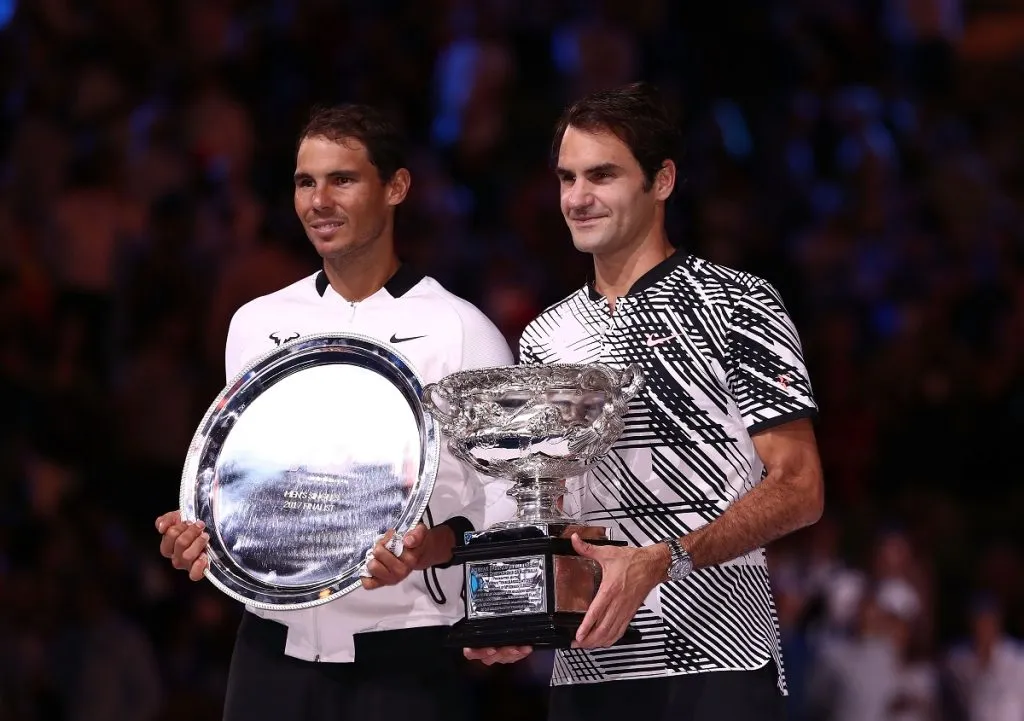 Roger Federer posa con Rafael Nadal tras ganar el Open de Australia 2017 (Getty Images).
