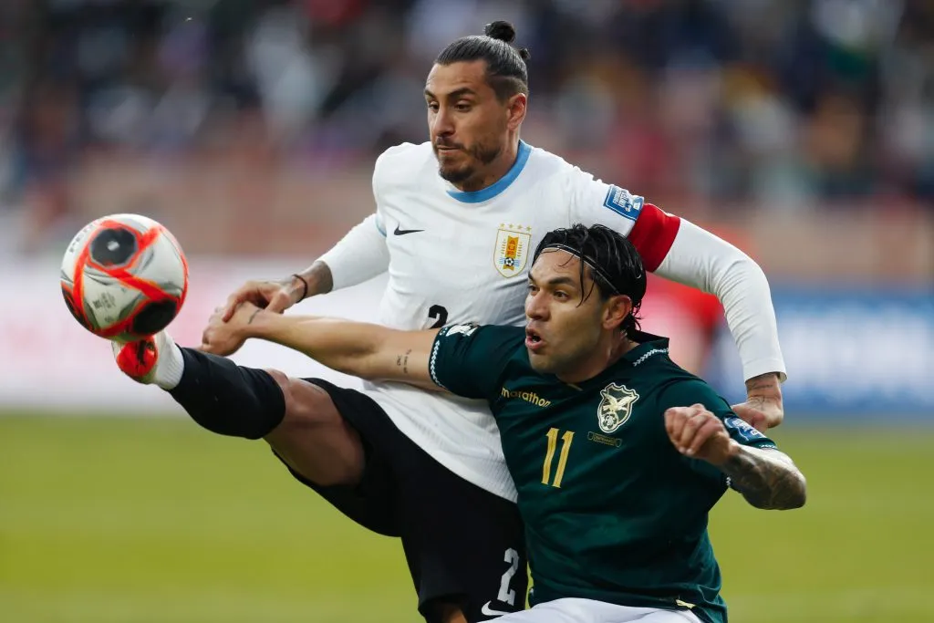 José María Giménez ante Carmelo Algarañaz en El Alto. (Gaston Brito Miserocchi/Getty Images).
