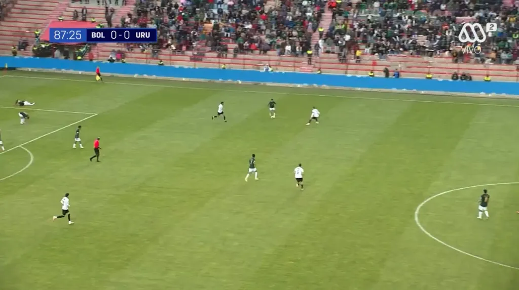 Valverde en la parte posterior izquierda, literalmente acostado. (Captura Mega 2).