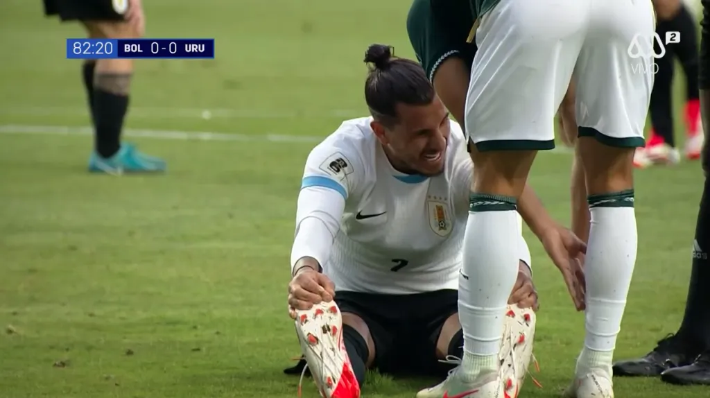 José María Giménez terminó exhausto ante Bolivia. (Captura Mega 2).