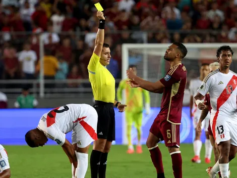 Increíble: árbitro chileno perjudica a la Roja con un cobro polémico
