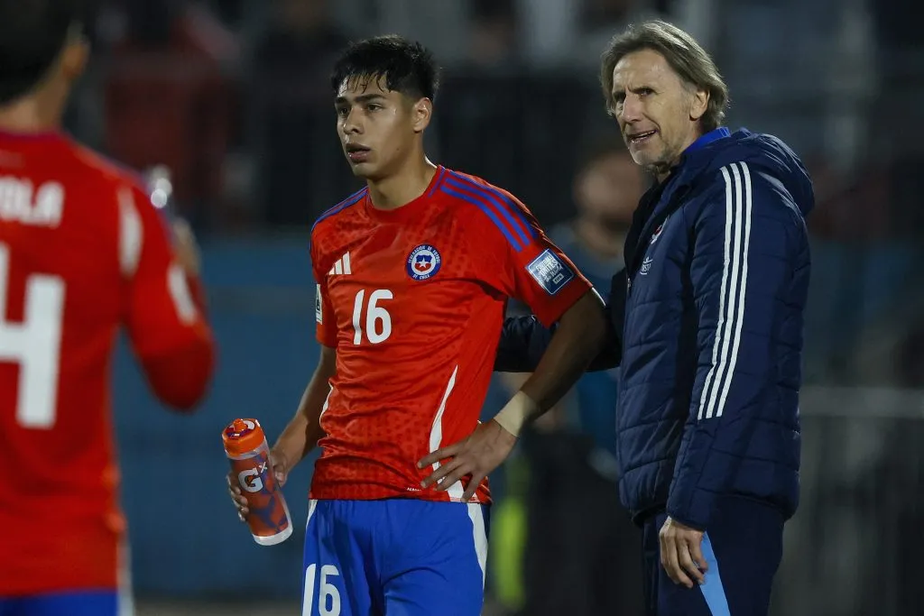 Ricardo Gareca le da indicaciones a Osorio. (Andres Pina/Photosport).