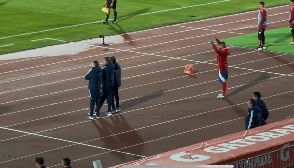 Vidal terminó dirigiendo a la Roja a la misma altura que Gareca. Foto: Redgol.