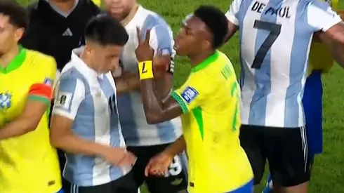 Vinícius se sube al columpio solo y hace el ridículo en el clásico con goleada de Argentina a Brasil.