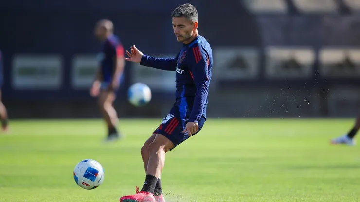 Charles Aránguiz entrenó esta jornada con la U en el CDA.