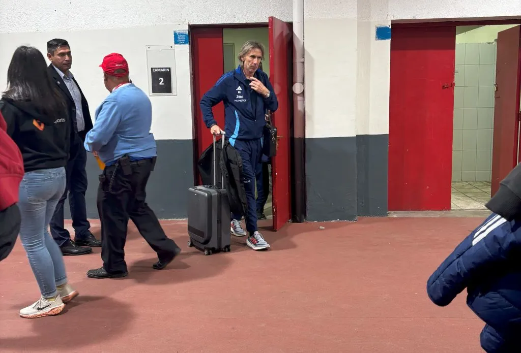 La foto de Gareca que se retira molesto del camarín en el Estadio Nacional. Foto: Redgol.