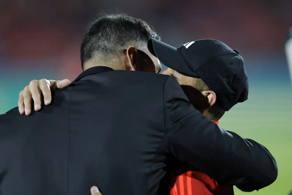 El emotivo abrazo entre Bravo y Alexis en el empate de Chile ante Ecuador. Foto: Javier Torres/Photosport