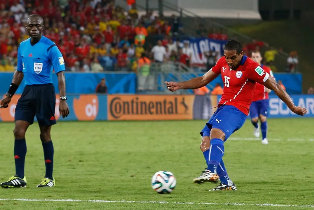 Jean Beausejour y el zurdazo que lo erigió en un histórico de la Roja. (Marcelo Hernandez/Photosport).