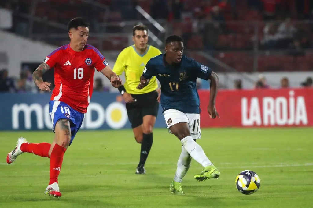 Rodrigo Echeverría marca a Darwin Guagua en el Chile vs Ecuador. (Jonnathan Oyarzun/Photosport).
