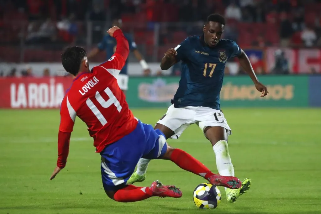 Darwin Guagua ante Felipe Loyola en el empate sin goles de Chile ante Ecuador. (Jonnathan Oyarzún/Photosport).
