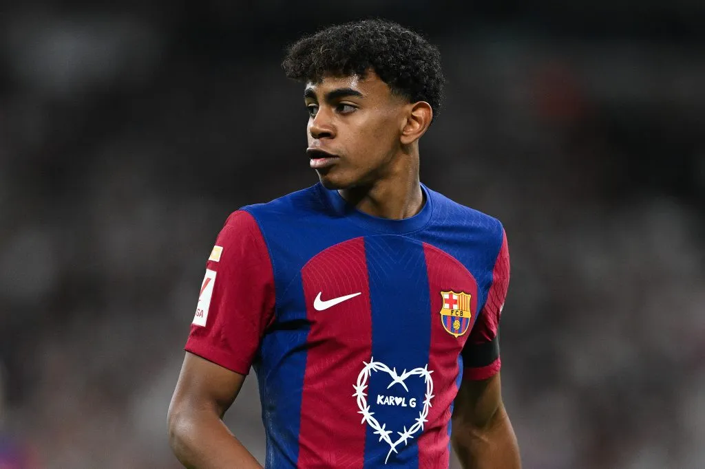 Lamine Yamal usando la camiseta limitada de Karol G durante el clásico