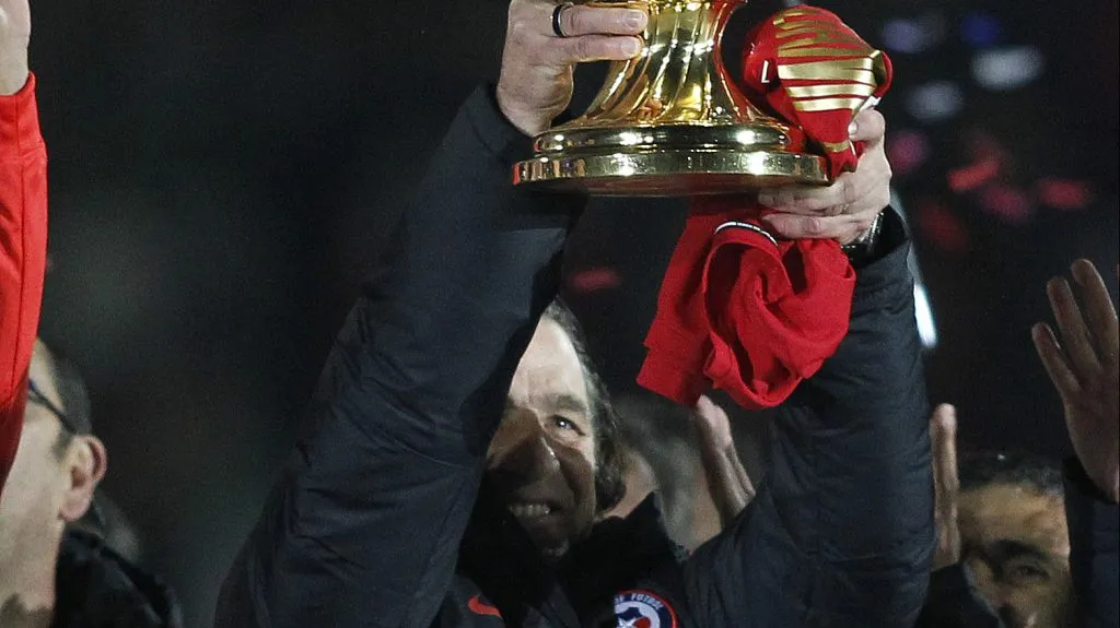 Juan Antonio Pizzi con la Copa América del Centenario. (Msrcelo Hernandez/Photosport).