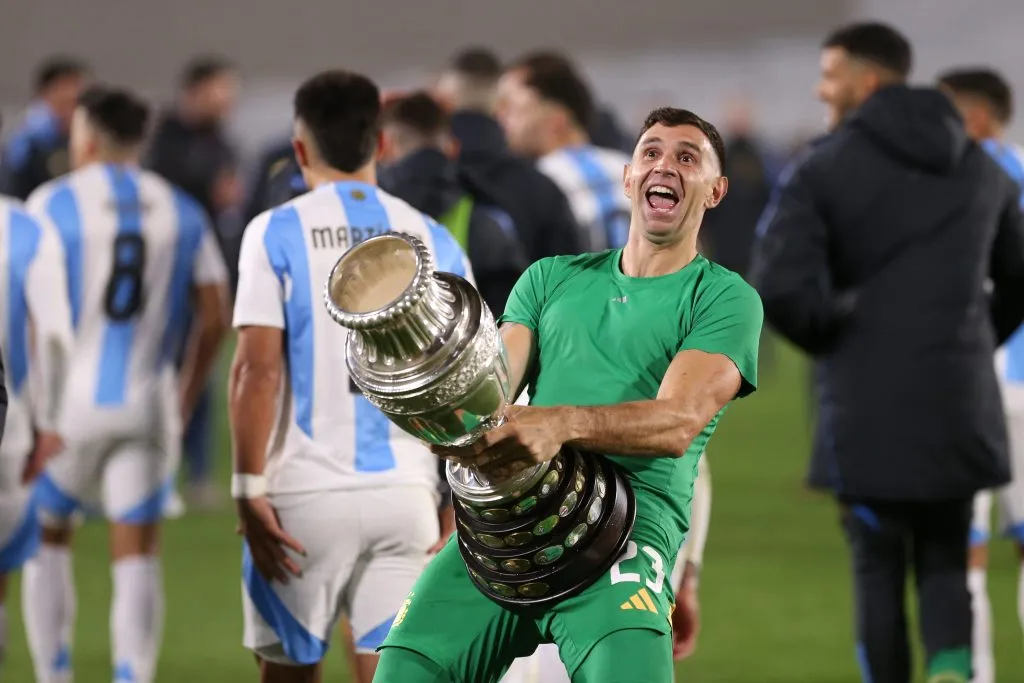 Dibu Martínez ya piensa en el próximo mundial para ganarlo con Argentina (Photo by Daniel Jayo/Getty Images)