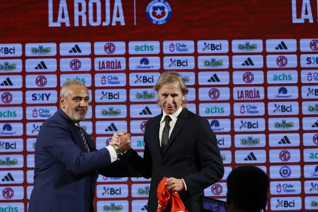 Ricardo Gareca tendrá una última negociación con Pablo Milad antes de cerrar su ciclo en la selección chilena. | Foto: Photosport.