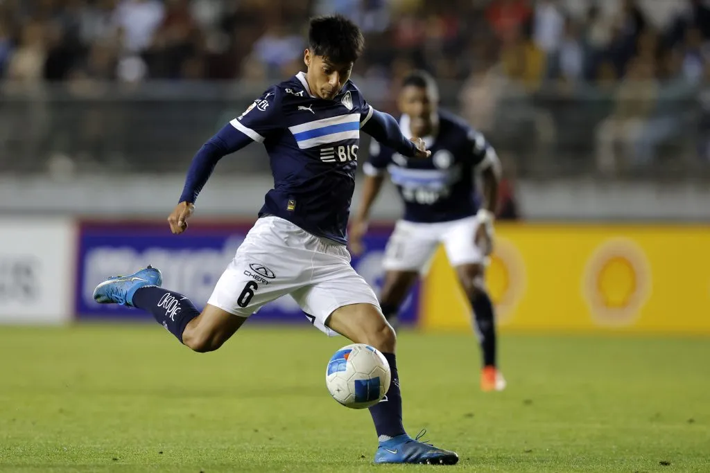 Sebastián Arancibia será titular en la UC. Foto: Javier Torres/Photosport