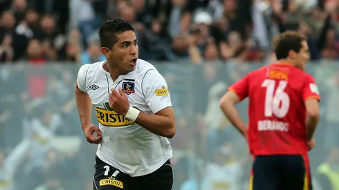 Felipe Flores celebra un gol en Colo Colo