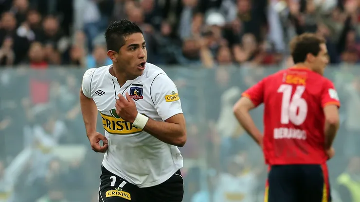 Felipe Flores celebra un gol en Colo Colo