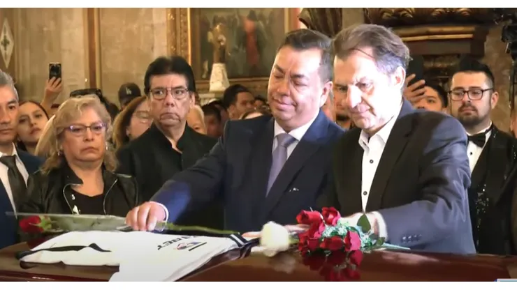 Mosa protagonizó polémico momento en el funeral de Tommy Rey