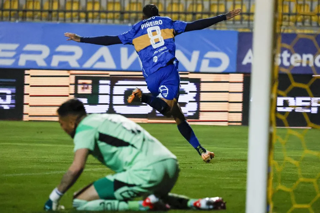 Rodrigo Piñeiro festeja el 1-0 ante Universidad de Chile. (Andres Pina/Photosport).