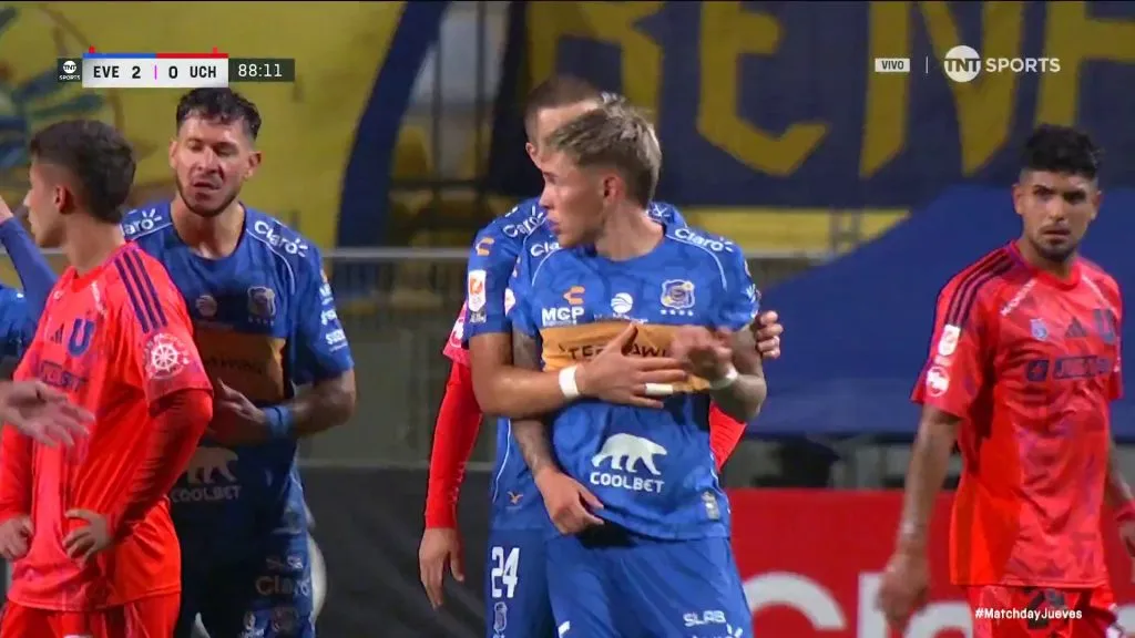 Diego Oyarzún frena a Lucas Soto tras el 2-0 de Everton ante la U. (Captura MAX).